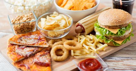 5 produktów, których nie jedzą dietetycy. Lepiej wykreślić je z jadłospisu