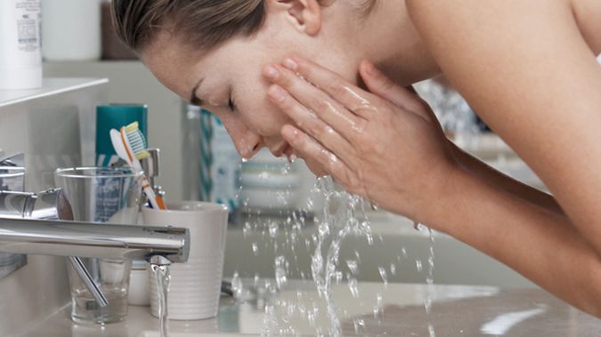 Dlaczego nie należy myć twarzy gorącą wodą?