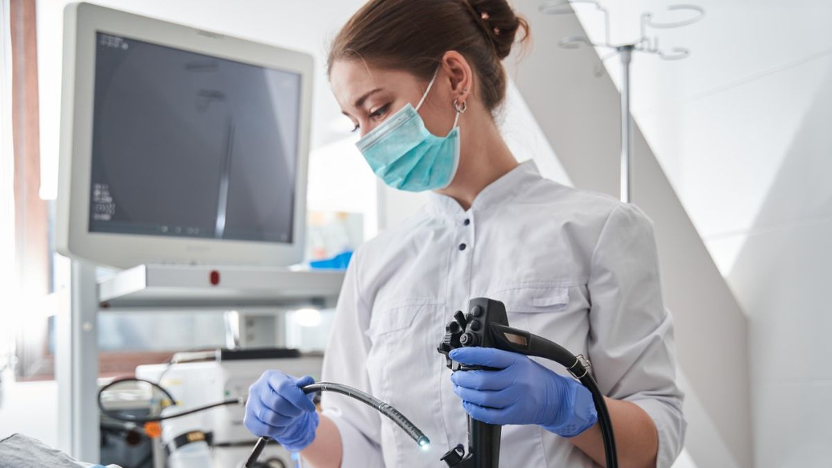 Ból po gastroskopii to dolegliwość, która traktowana jest jak łagodny, mało dokuczliwy skutek uboczny zabiegu.