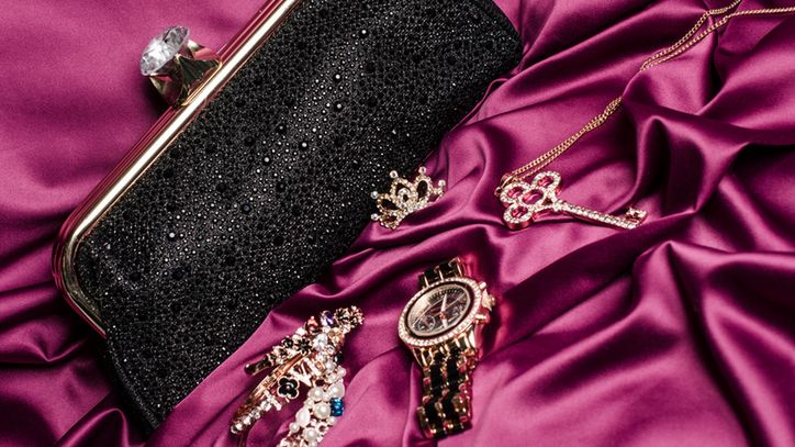 Sylwester to świetna okazja, żeby sięgnąć po błyszczące torebki, buty i biżuterię