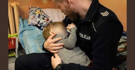 Interwencja policji wyciska łzy z oczu. Policjant utulił 3-latka do snu