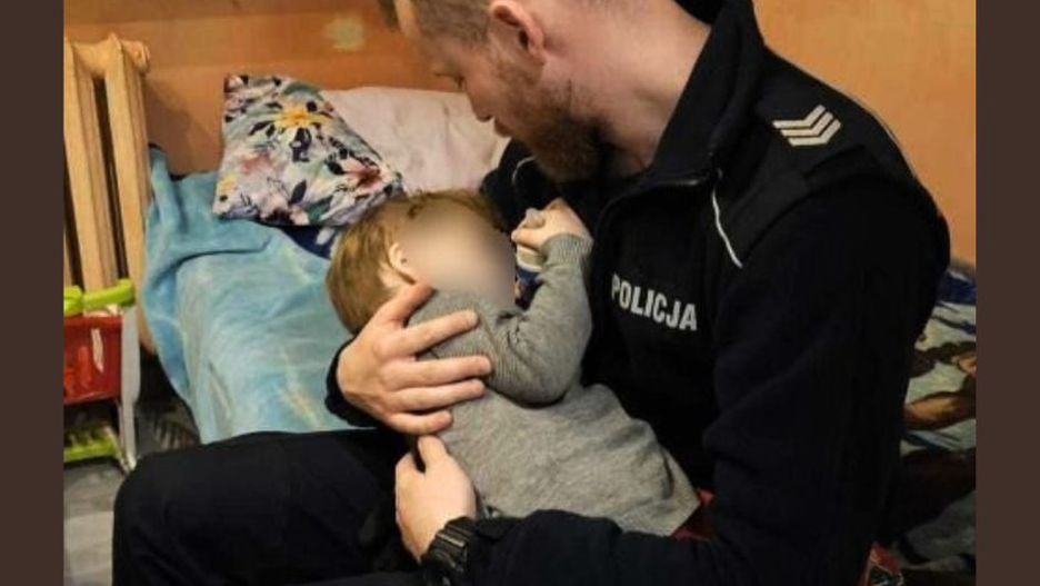 Nietypowa interwencja. Policjant uśpił dziecko