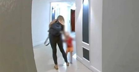 Matka kopie i rzuca trzyletnim synkiem o ziemię. Nie wiedziała, że nagrywa ją kamera