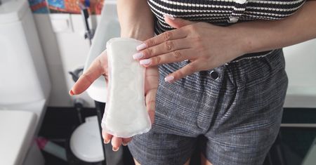Kolor krwi podczas okresu – co oznacza?
