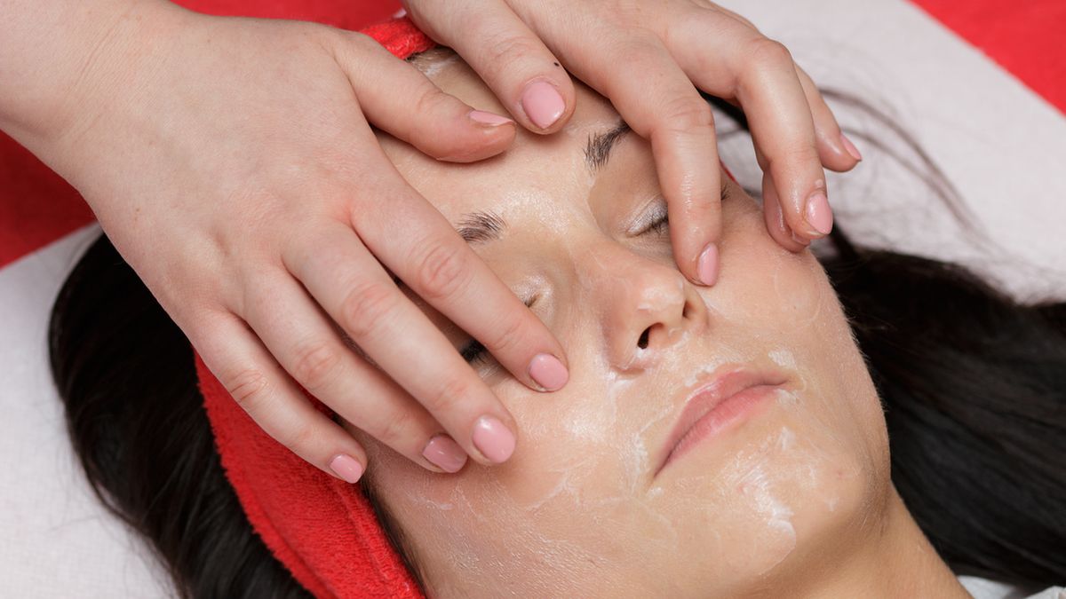 Masaż Kobido to zabieg na twarz, szyję i dekolt.