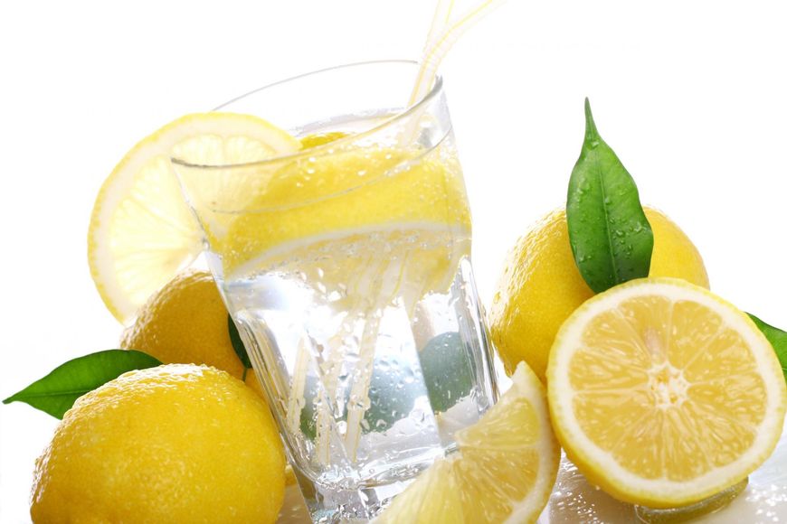 Szklanka wody z cytryną zwiększa naszą odporność i działa leczniczo na wiele schorzeń