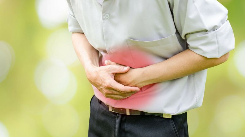 Ból brzucha jest jednym z podstawowych objawów chorób związanych z jelitami
