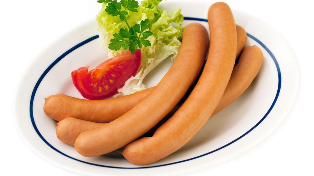 Zdjęcie przedstawia parówki na talerzu