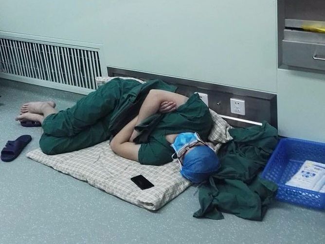 Luo Heng po 28 godzinach dyżuru w szpitalu