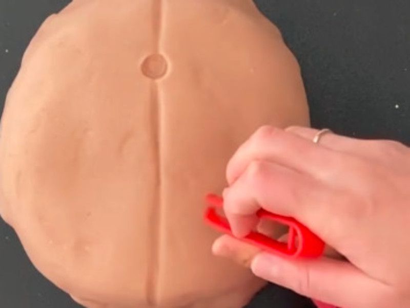 Zabawa w cesarskie cięcie z użyciem ciastoliny