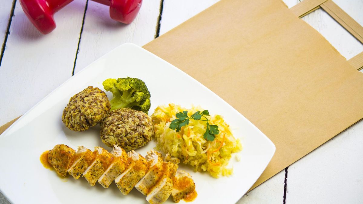 Fit obiad powinien nie tylko dostarczać stosunkowo niewielu kalorii, ale i być źródłem optymalnej ilości składników odżywczych