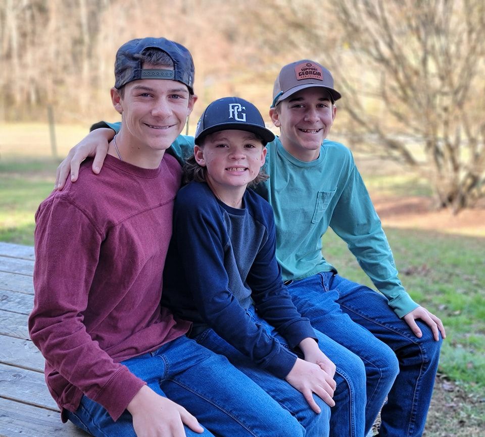 Dylan ze starszymi braćmi