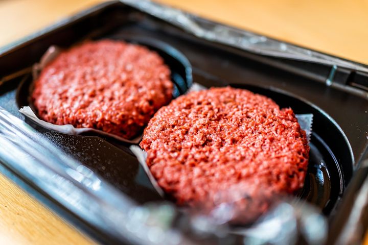 GIS ostrzega: wykryto groźną bakterię w popularnych hamburgerach