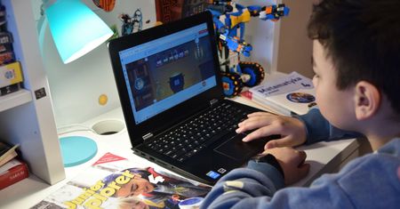 Darmowe laptopy dla uczniów. Dla rodziców restrykcyjne umowy do podpisu