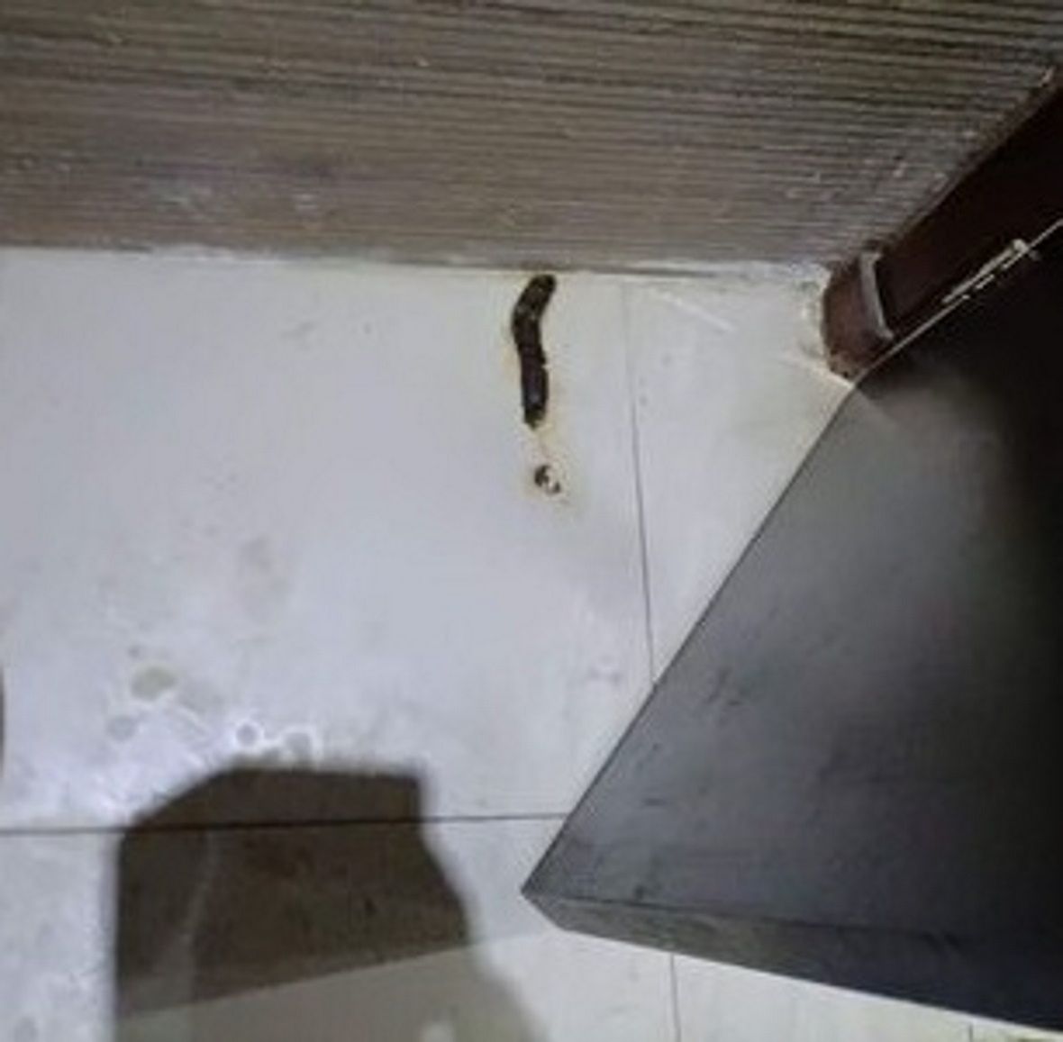 Kobieta wspomina, że hotelowy pokój nigdy nie był sprzątany