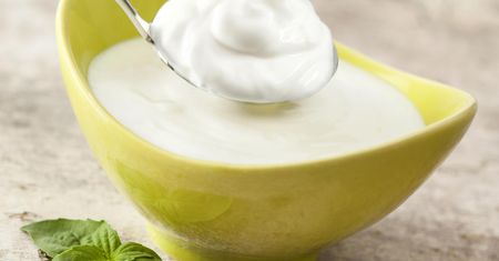Jogurt to naturalny probiotyk. Nie jedz go jednak zbyt dużo