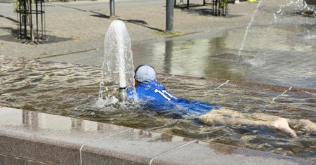 Sanepid wydał ostrzeżenie. Kąpiel grozi nie tylko mandatem