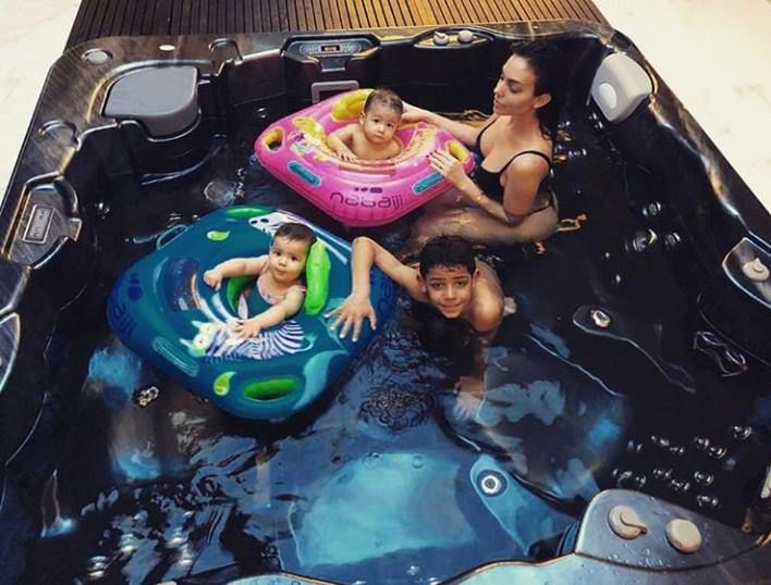Georgina z dziećmi w basenie