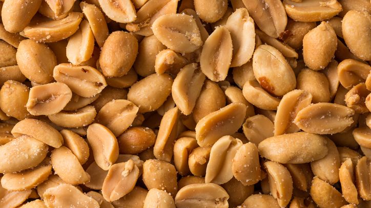 Unikaj takich orzechów. Krótka droga do nadciśnienia i otyłości