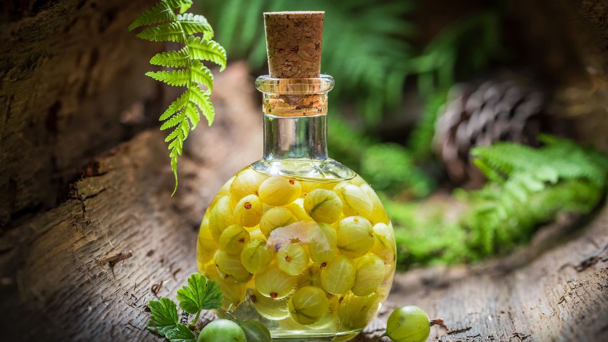 Sok z agrestu warto pić, gdy bolą nas stawy