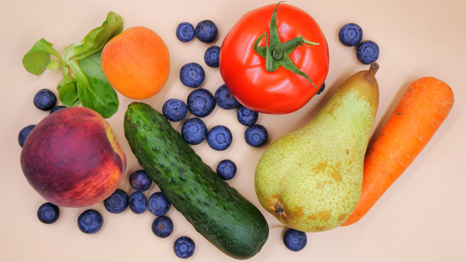 Co warto wrzucić do koszyka latem, by jeść lekko, smacznie oraz odżywczo i przy okazji nie przepłacać?