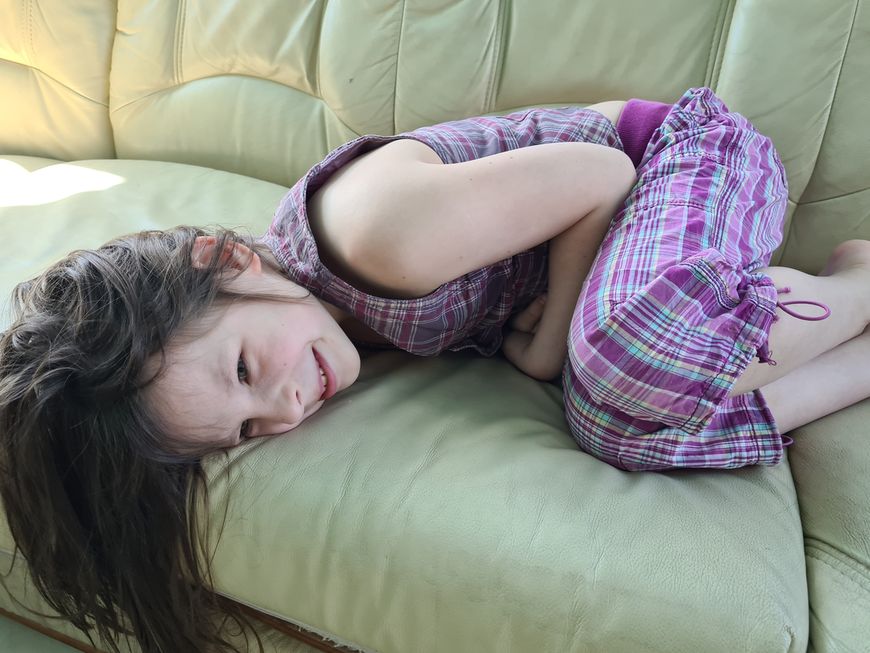 Ból brzucha u dziecka może mieć różny charakter – od łagodnego po ostry
