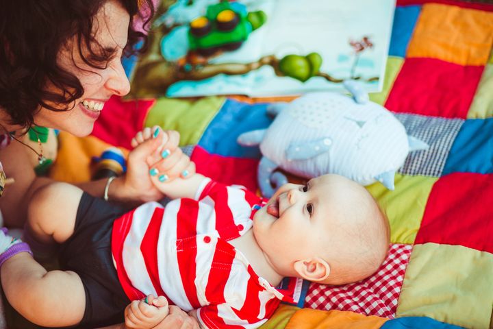 Dzięki macie edukacyjnej mama może mieć chwilkę na spokojne wypicie kawy