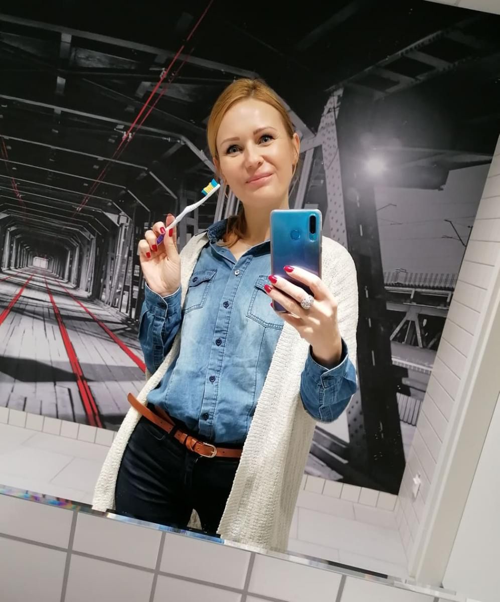 Myjesz zęby rano i wieczorem? "To nie wystarczy" - przekonuje stomatolog