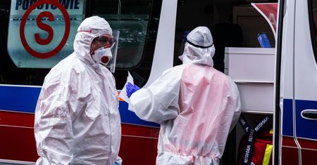 Dr Karauda: "Patrzyliśmy śmierci w oczy z tak dużą częstotliwością, że kazała nam pytać, czy jesteśmy na pewno dobrymi lekarzami"