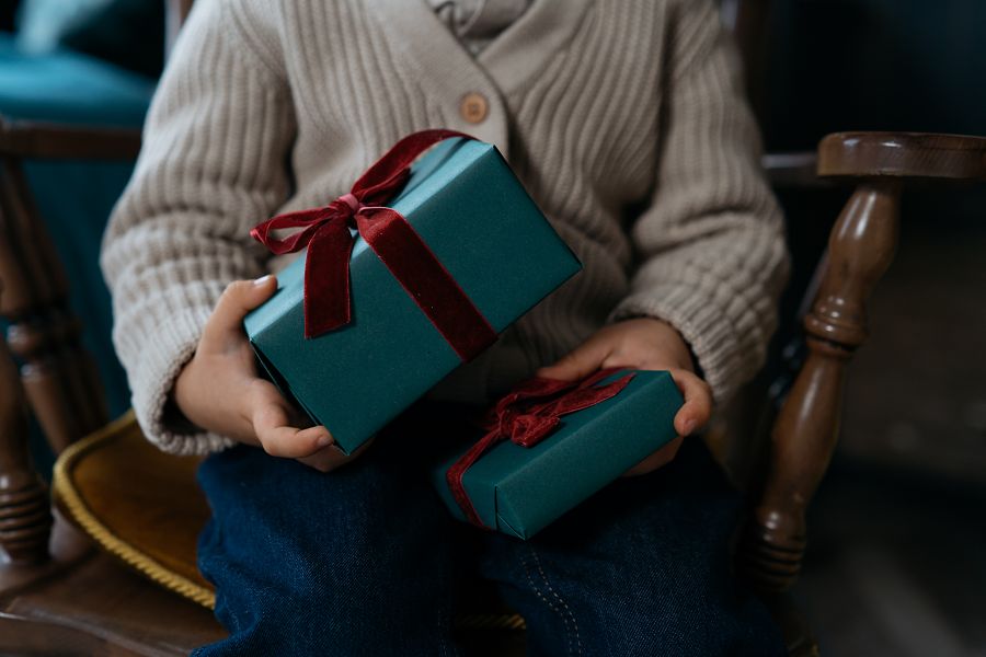 Gdzie rodzice chowają prezenty? Badacze wytypowali pięć najczęstszych kryjówek