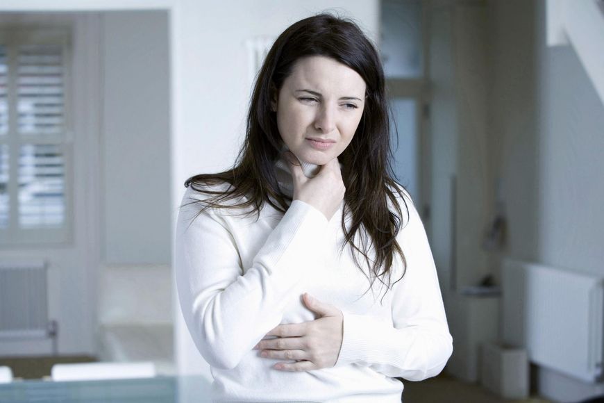 Przyczyną bólu gardła może być zapalenie krtani