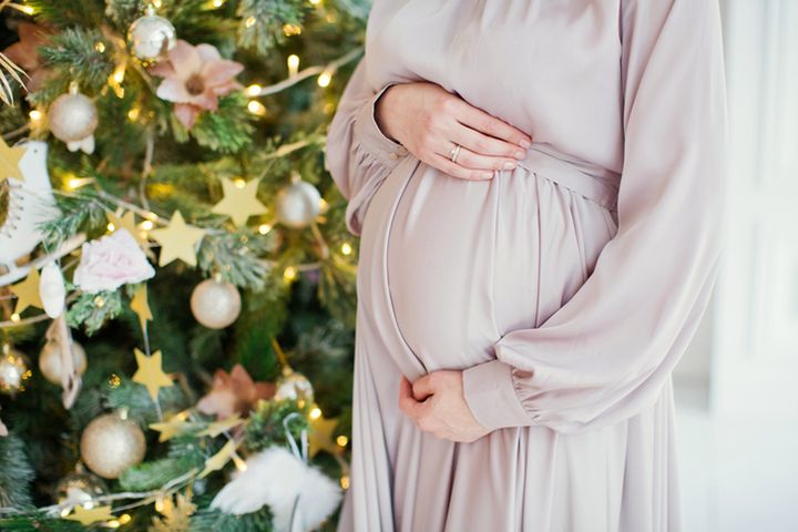 Przyszłe mamy poczują się elegancko, zasiadając do stołu wigilijnego w pięknej sukience