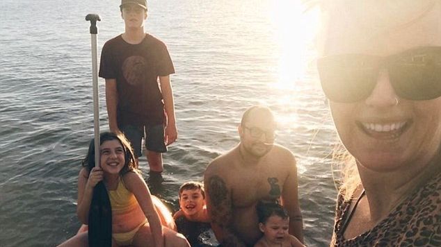 Jared Hossack z rodziną