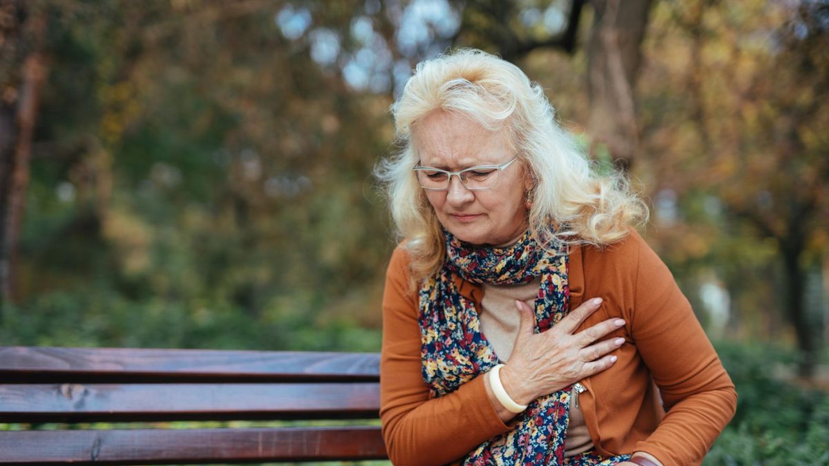 Najbardziej charakterystycznym objawem zawału jest ból w klatce piersiowej, najczęściej za mostkiem