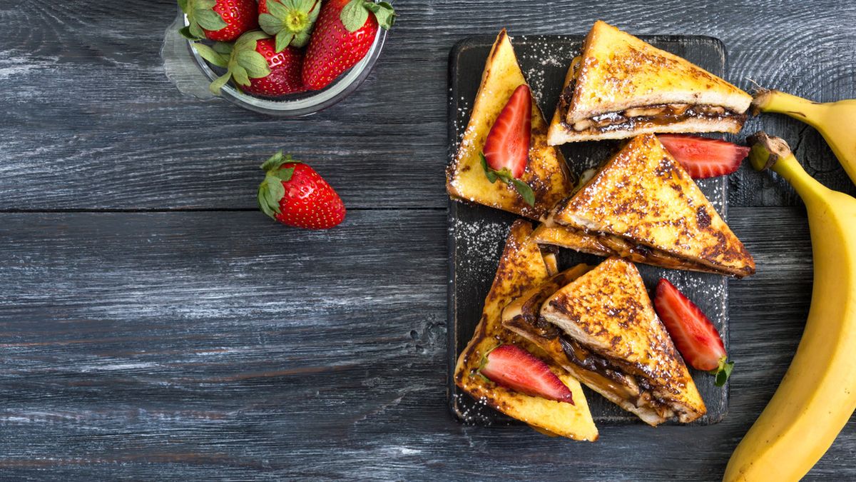 Tosty francuskie mogą być serwowane na słodko i słono.