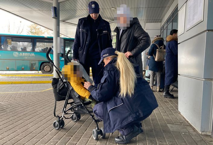 Kierowca odjechał z dziećmi w autokarze. Matka została na stacji