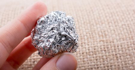 Zawsze trzymam pod zlewem. Kulka z folii aluminiowej pomoże pozbyć się irytującego problemu