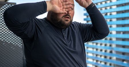 Atakuje podczas wakacji. Zwróć uwagę na ten objaw