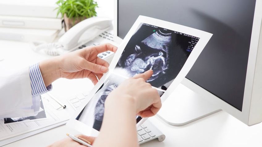 Karta ciąży to niezwykle ważny dokument. Umożliwia lekarzowi prowadzącemu ciążę na bieżąco monitorować stan zdrowia ciężarnej i płodu.