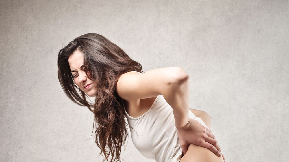 Osoby cierpiące na lumbago zmagają się z bólem w części krzyżowej i lędźwiowej kręgosłupa