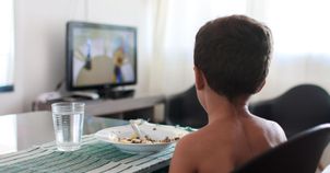 Czas spędzony przed telewizorem spowalnia rozwój dziecka. Nowe badania
