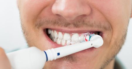 Jak prawidłowo przechowywać szczoteczkę do zębów?