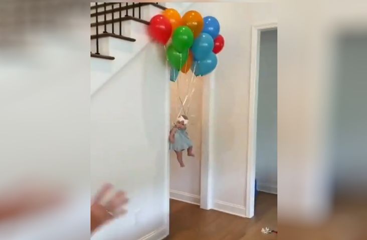 Kobieta myślała, że dziecko jest unoszone na balonach. Filmik robi furorę w sieci