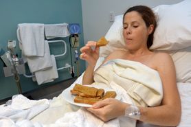 Kromka chleba i ogórek, czyli co można znaleźć na szpitalnych talerzach