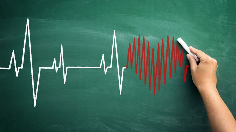 EKG pozwala wykryć nieprawidłowości i zaburzenia rytmu serca.