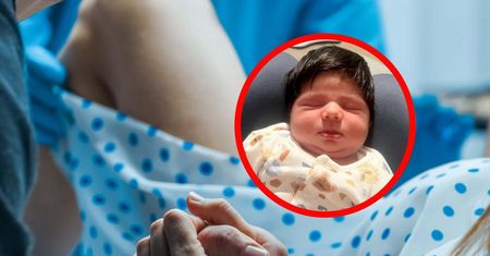 Urodziła się z bujnymi włosami. Ludzie są przekonani, że to peruka