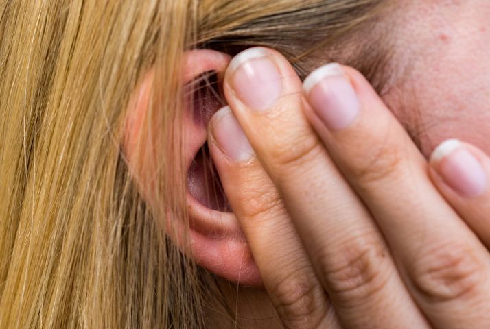 Silny ból ucha może wskazywać na infekcję spowodowaną nie przez zimny wiatr, a bakterie lub wirusy