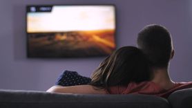 Oglądanie telewizji skraca życie. Naukowcy alarmują (WIDEO)