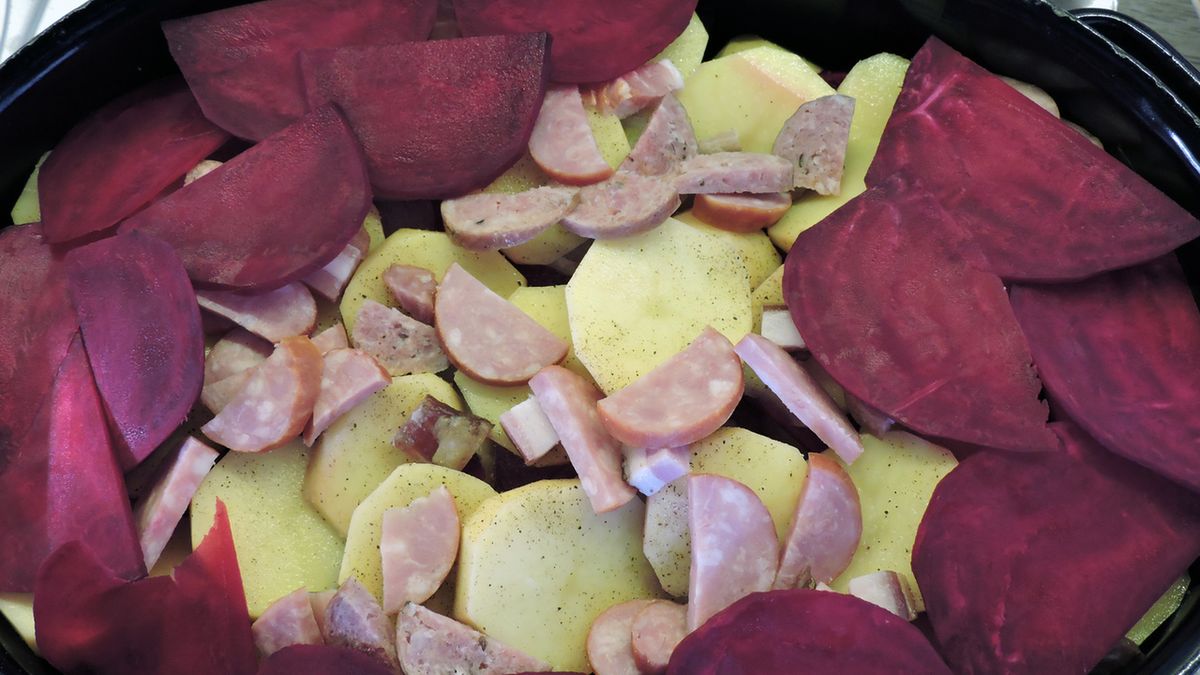 Pieczonki z kociołka to potrawa jednogarnkowa, składająca się z mięsa i warzyw korzeniowych.