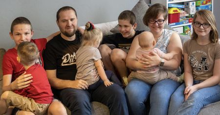 Dziecko to nie worek ziemniaków. "Czasem lepiej, by trafiło do adopcji"